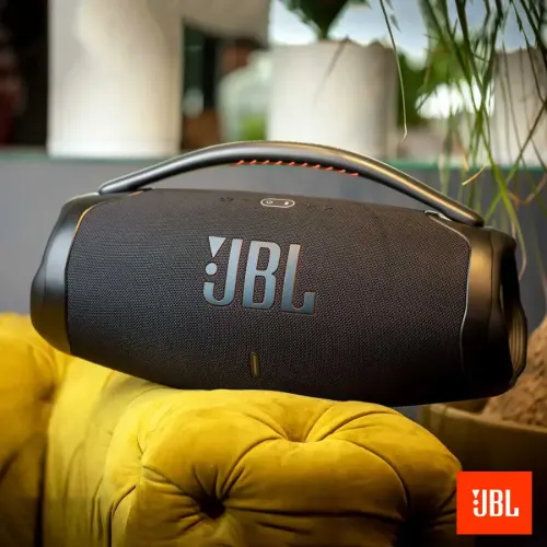 اسپیکر بلوتوثی قابل حمل جی بی ال Boombox 3 در فضای منزل