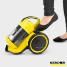 استفاده با پا از دکمه های جارو برقی VC3 plus کارچر 1100 وات