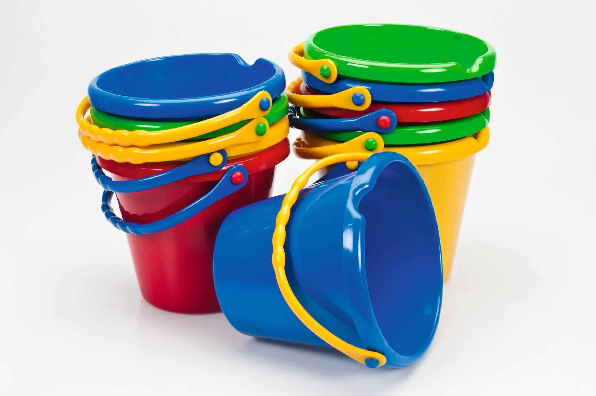 خرید انواع سطل پلاستیکی در طرح ها و اندازه های گوناگون