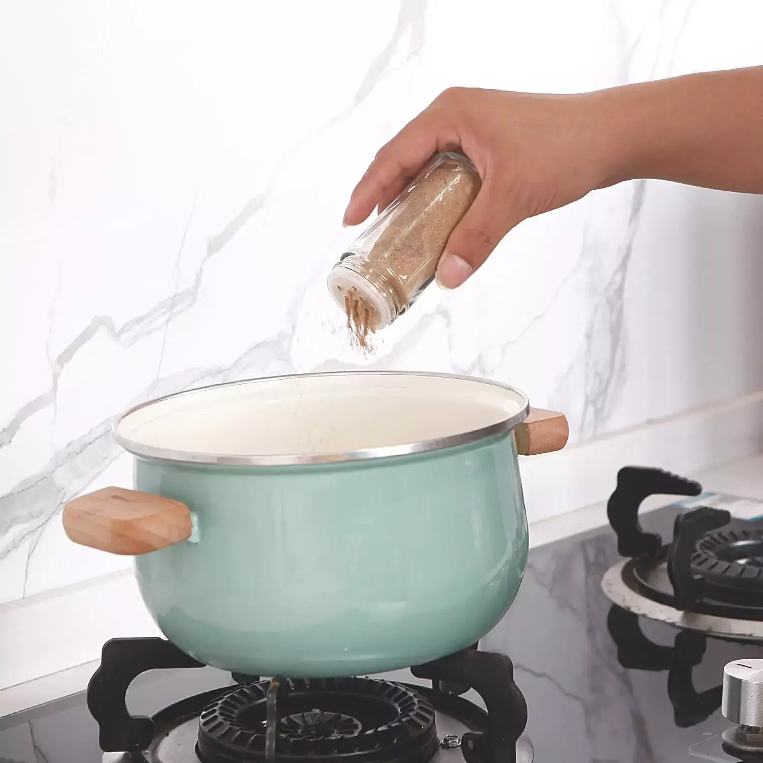 دسترسی آسان به طعم دهنده ها با خرید جا ادویه ای شیشه ای