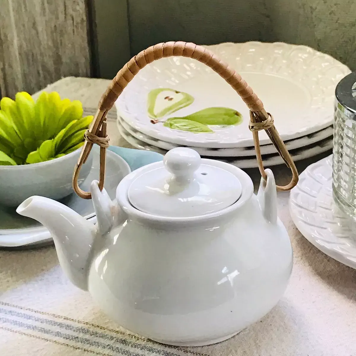 خرید قوری سفید ساده لوکس و دلربا برای آشپزخانه های مدرن